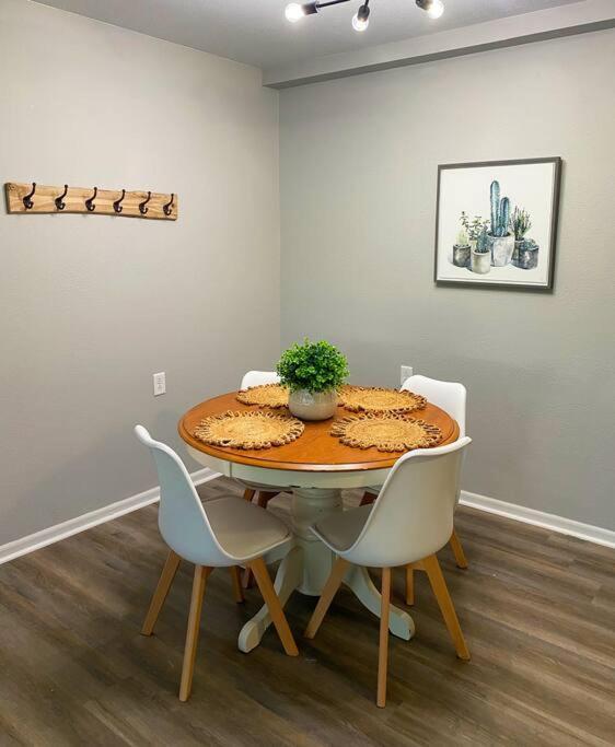 The Mary Lou - 2 Bedroom Apt In Quilt Town, Usa Hamilton المظهر الخارجي الصورة